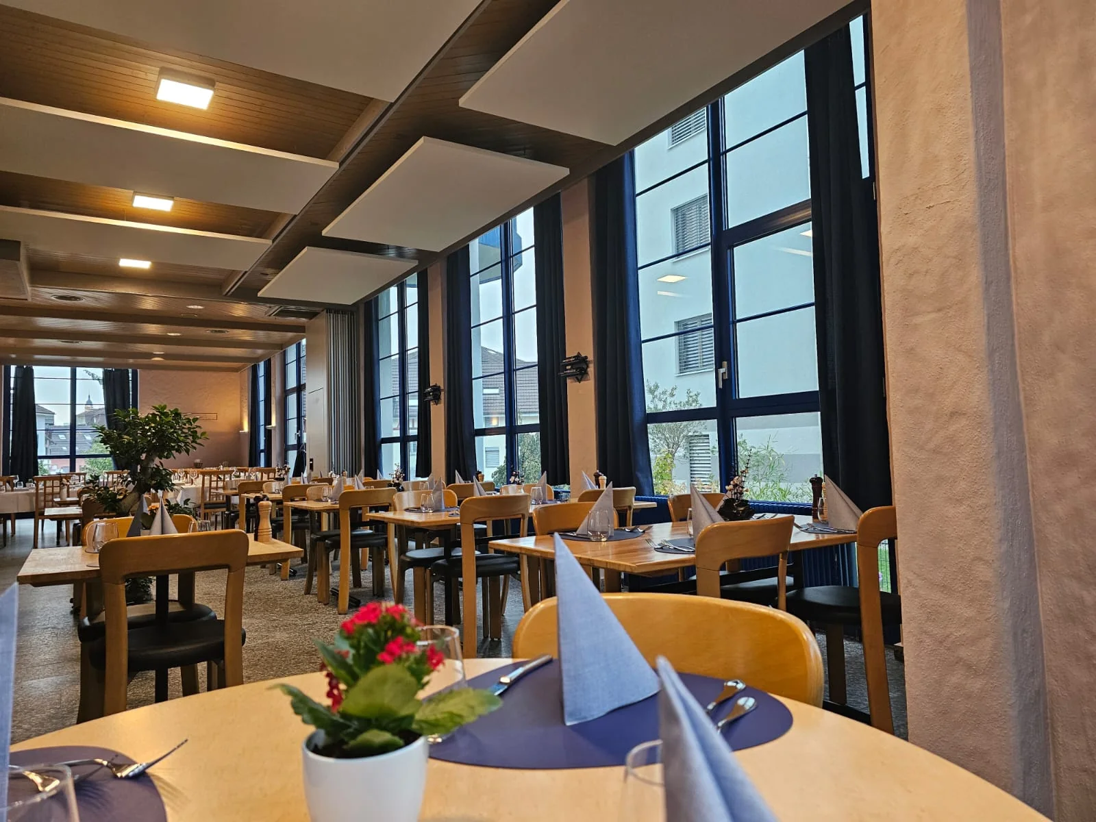 Speisesaal entlang der grossen blauen Fenster