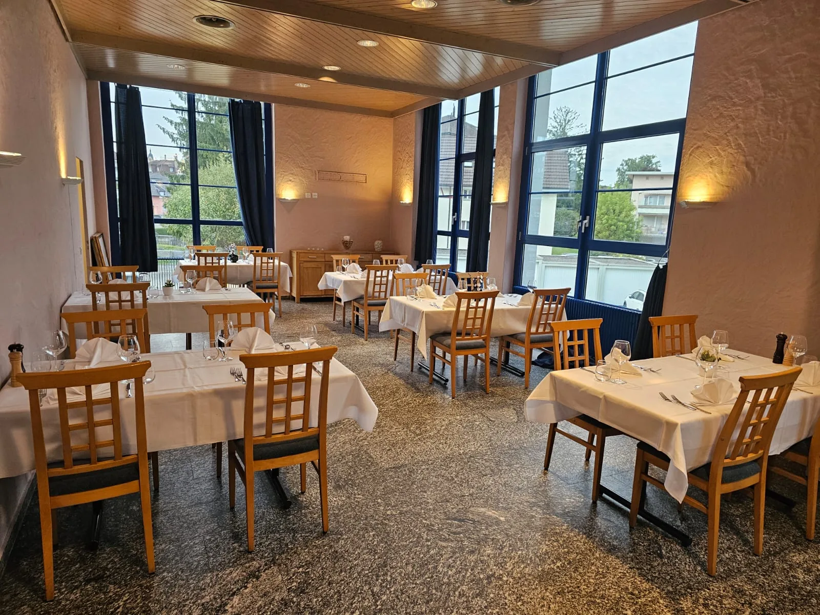 Festlich vorbereiteter Speisesaal
