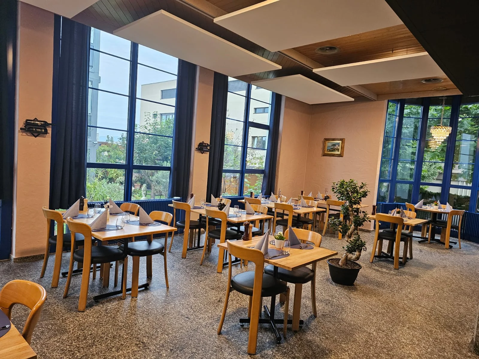 Blick durch den Speisesaal des Restaurant Seetäli