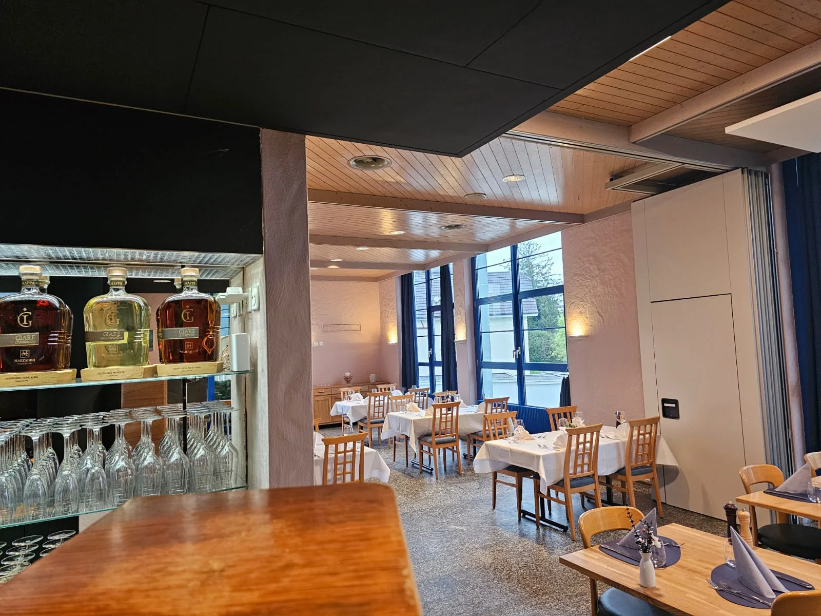 Blick von der Bar in den Speisesaal
