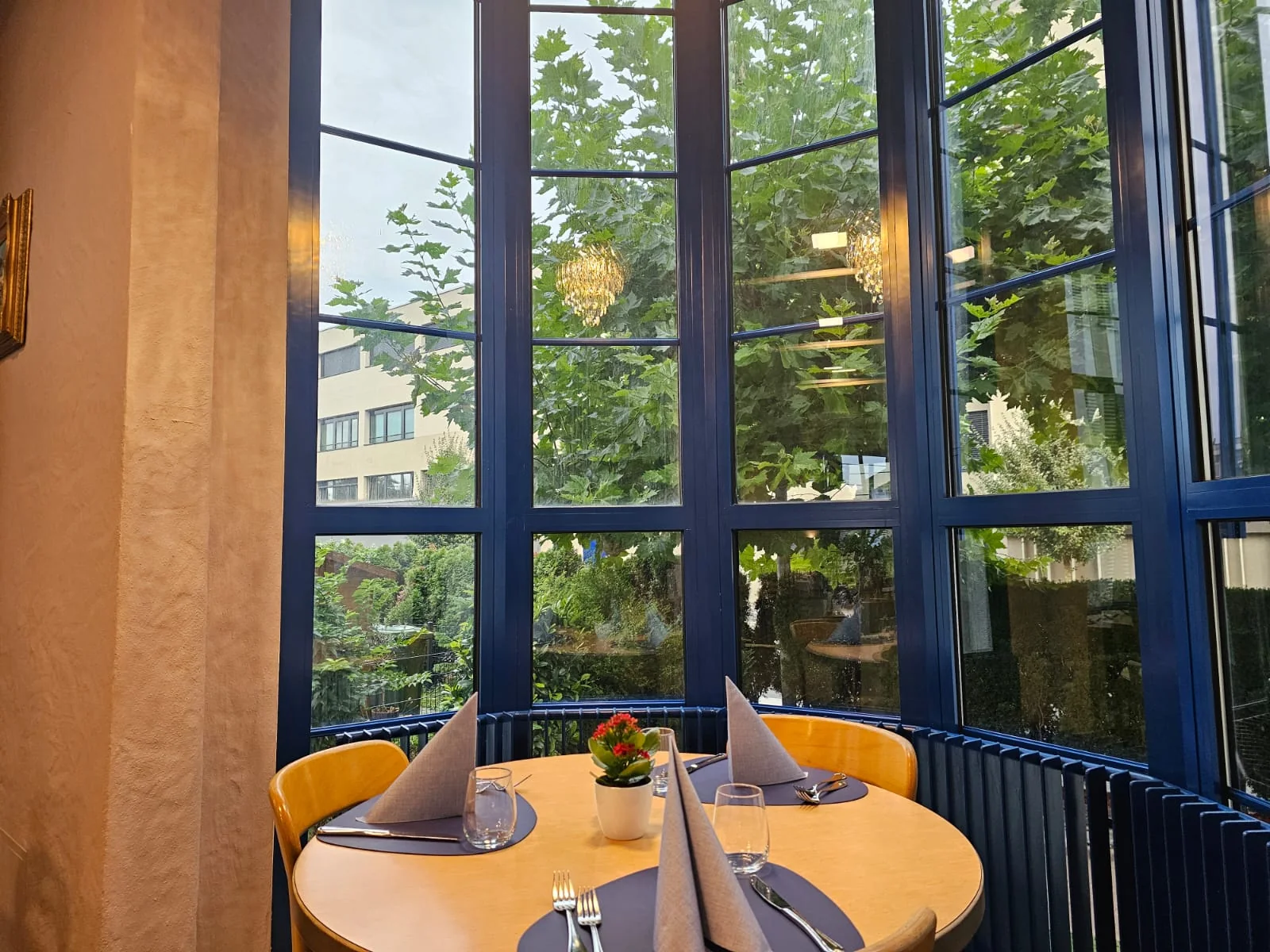 Runder Tisch am grünen Erkerfenster