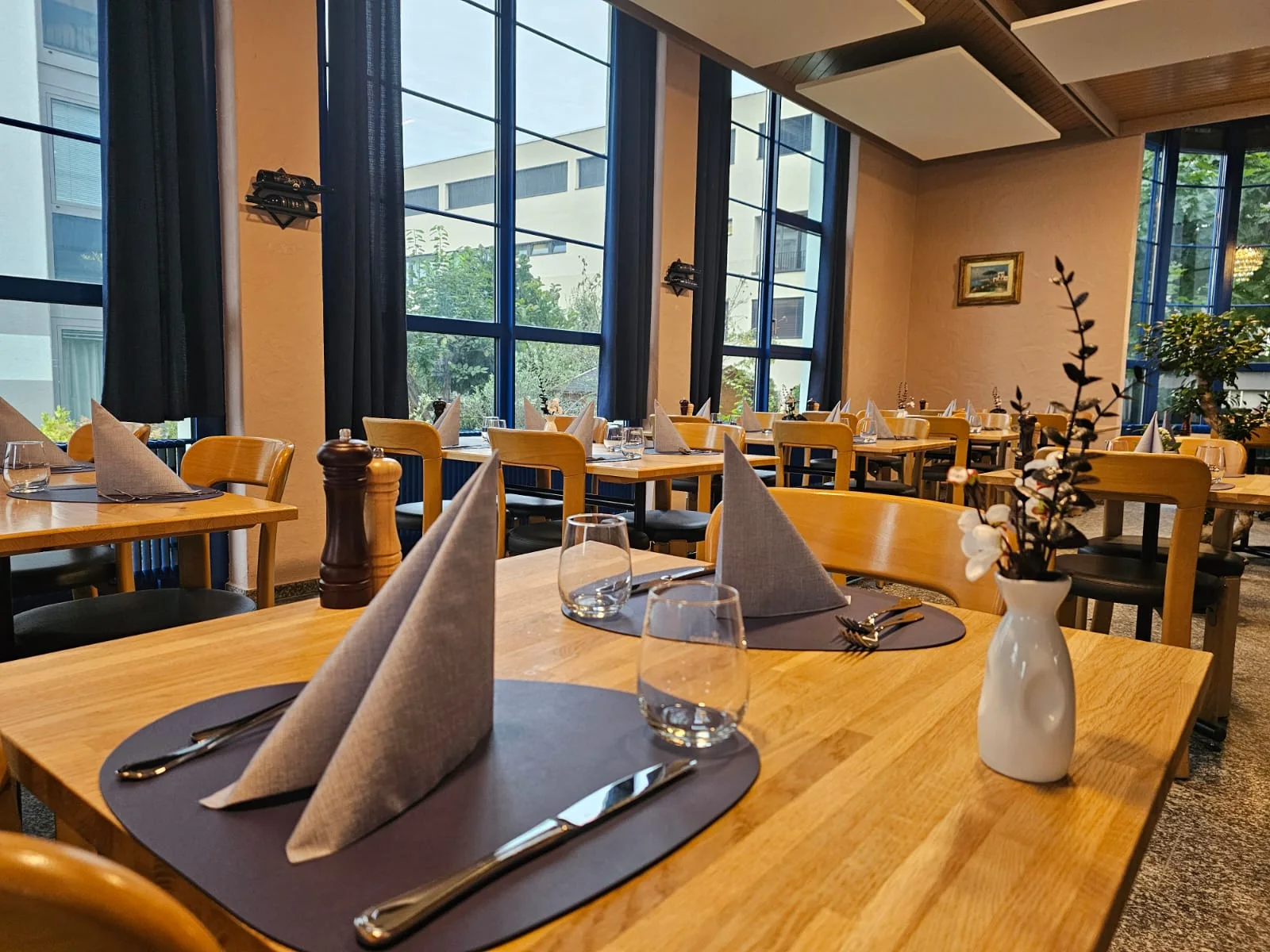 Elegantes Tischgedeck mit grauen Servietten